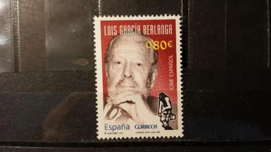 El sello en el que aparece el rostro de Berlanga, homenaje por el centenario de su nacimiento