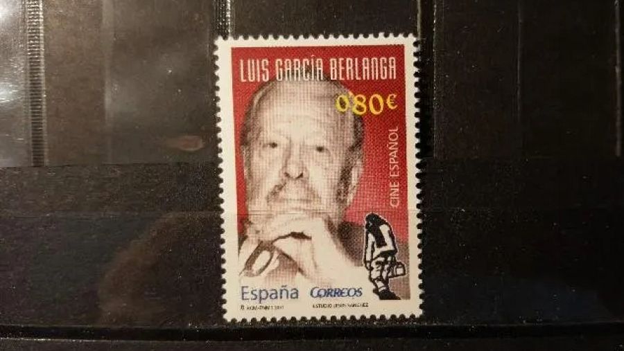 El sello en el que aparece el rostro de Berlanga, homenaje por el centenario de su nacimiento