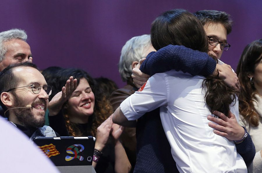 El abrazo entre Iglesias y un derrotado Errejón en 'Vistalegre II'