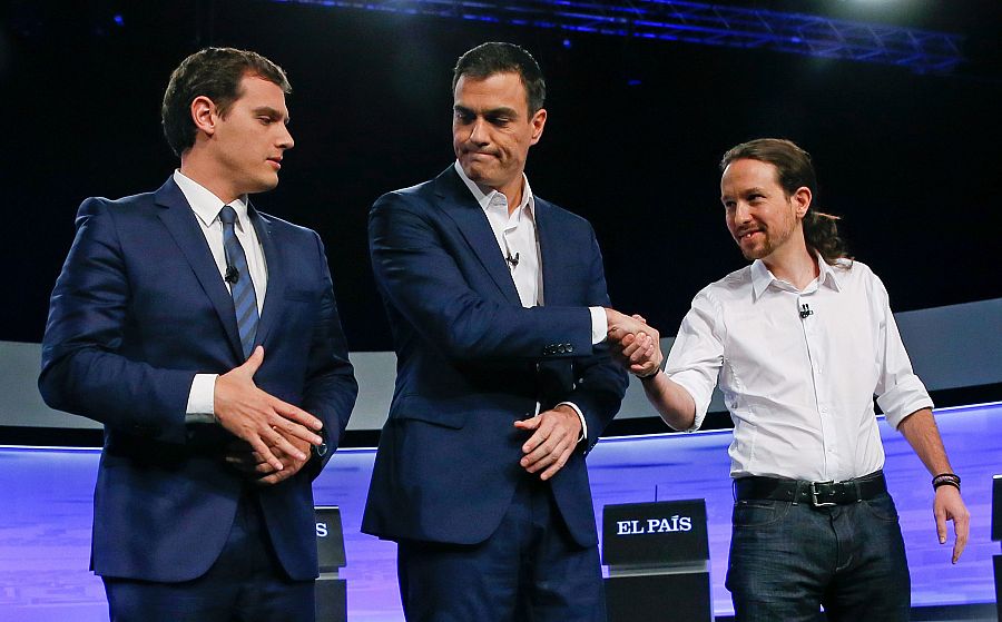 Sánchez, entre Rivera e Iglesias en el debate de las elecciones generales de 2015