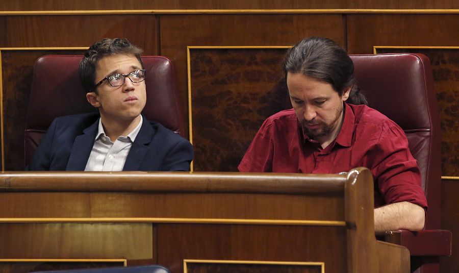 Iglesias y Errejón, en diciembre de 2016 en el Congreso