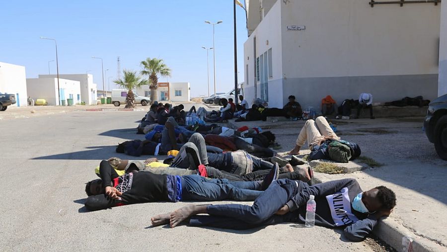 Grupo de jóvenes durmiendo en el suelo tras ser rescatados de una patera