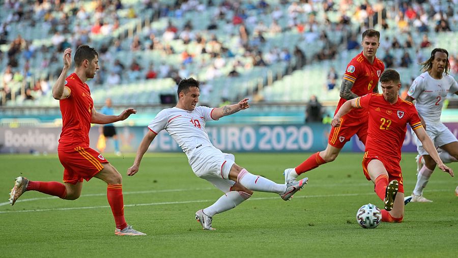 Moore resucita a un moribundo Gales