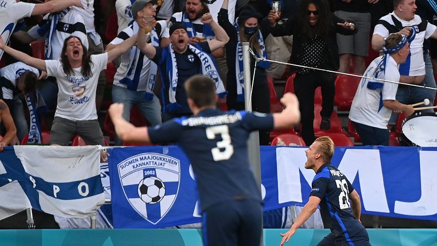 Joel Pohjanpalo celebra el gol de la victoria de Finlandia.