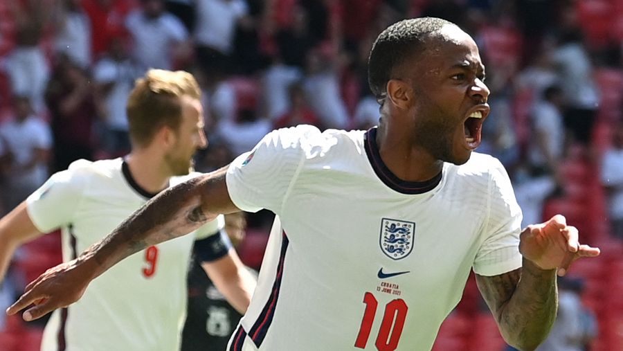 Sterling celebra el tanto de la victoria de Inglaterra.