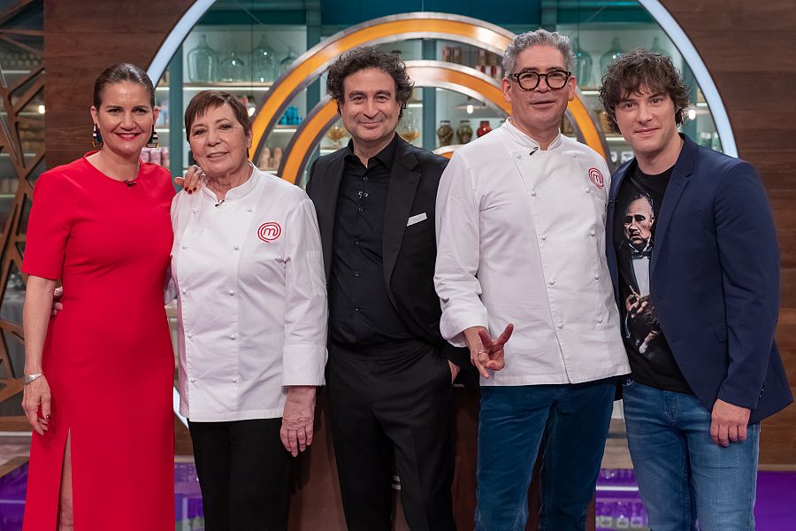 Celia Villalobos y Boris Izaguirre visitan las cocinas de 'MasterChef'