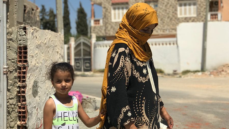 Fathia y Nur en la puerta de la casa