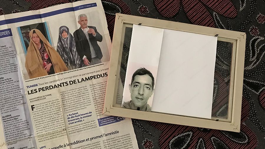 La foto de Atel y un artículo de prensa sobre el naufragio de su embarcación