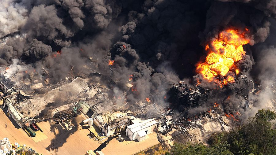 Espectacular incendio tras una explosión en una planta química en Illinois (EE.UU.)