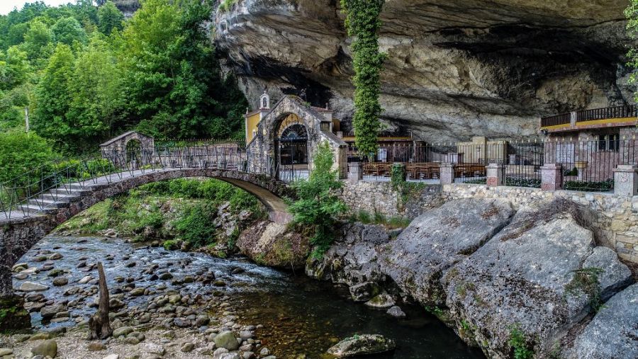 El Santuario de la Cueva Santa