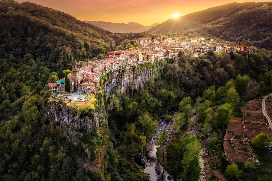 Vista aérea del pueblo medieval Castellfollit de la Roca