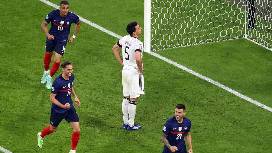 Los jugadores de Francia celebran el gol en propia puerta de un cariacontecido Hummels.