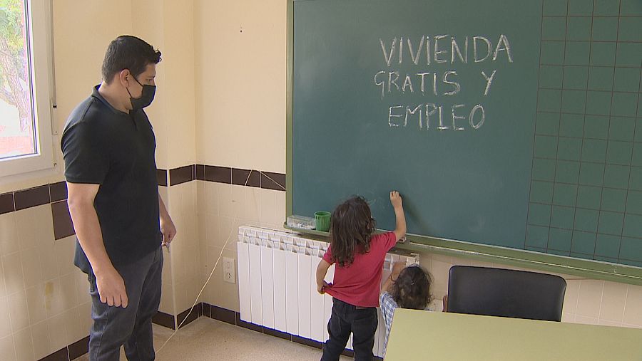 Miguel López y su familia accedieron a trabajo y vivienda en Torre Endoménech a través del programa Avant de la Generalitat