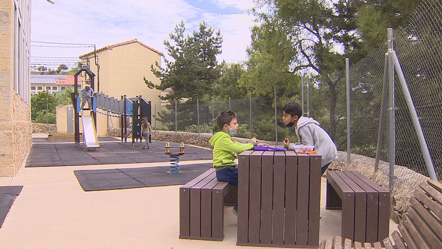 A pesar de educarse en un entorno próximo a la natulareza, la falta de niños impide una mayor socialización entre los menores