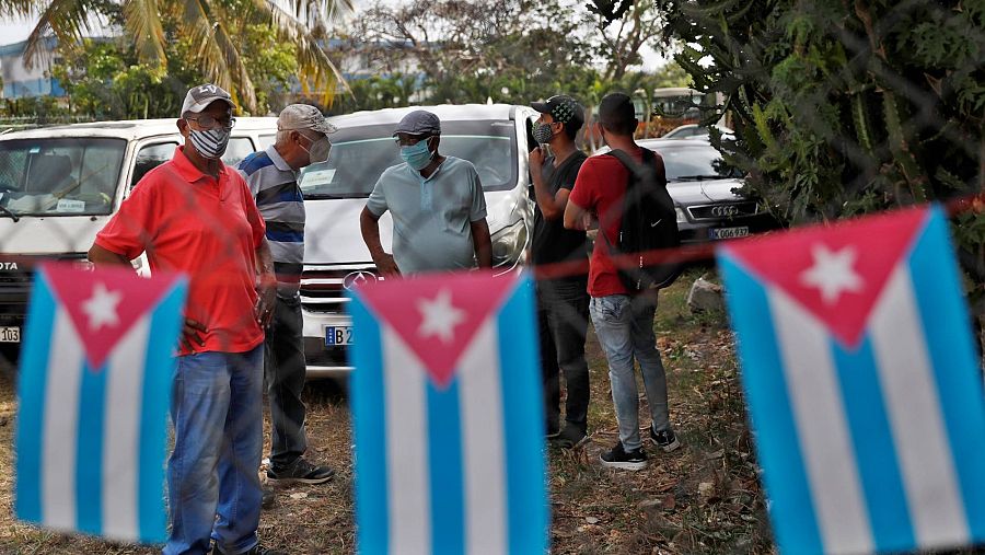 Varios hombres esperan a ser vacunados en un centro sanitario en Cuba 