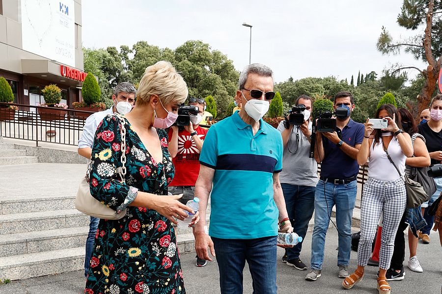 Ana María Aldón y Ortega Cano saliendo del hospital