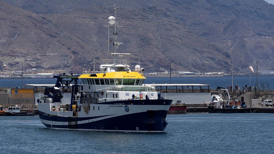 El buque 'Ángeles Alvariño' busca a Tomás Gimeno y su hija Anna