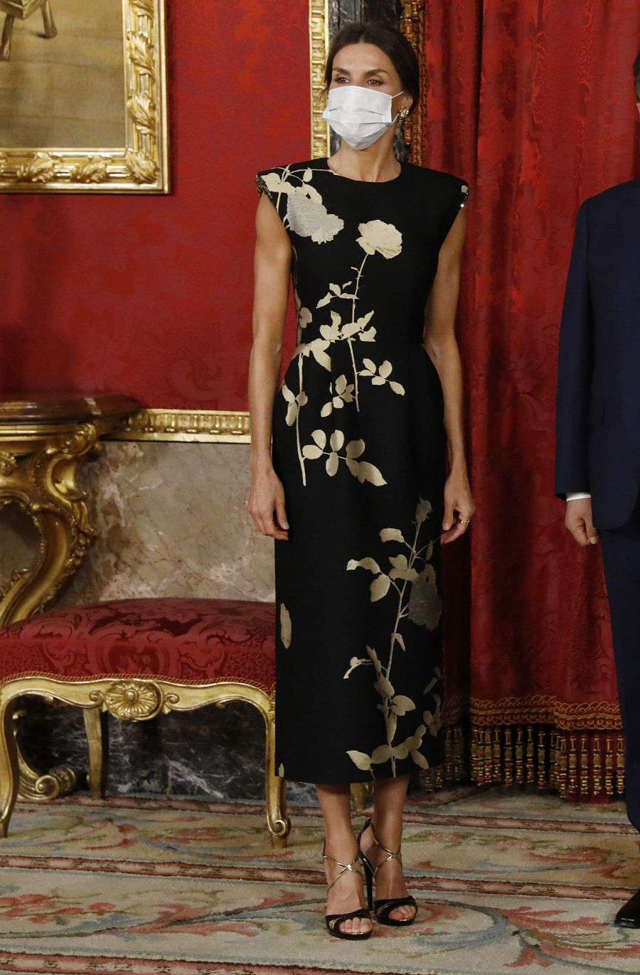 La reina con un diseño de Dries Van Noten