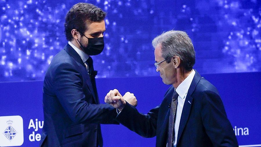 El líder del PP, Pablo Casado, saluda al vicepresidente del Círculo de Economía, Jordi Gual