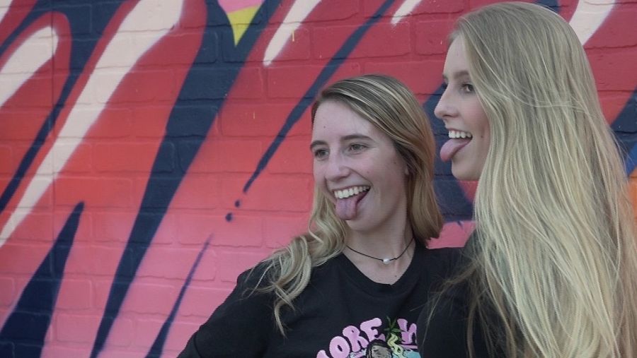 Dos jóvenes se hacen un selfie en un concierto de rap