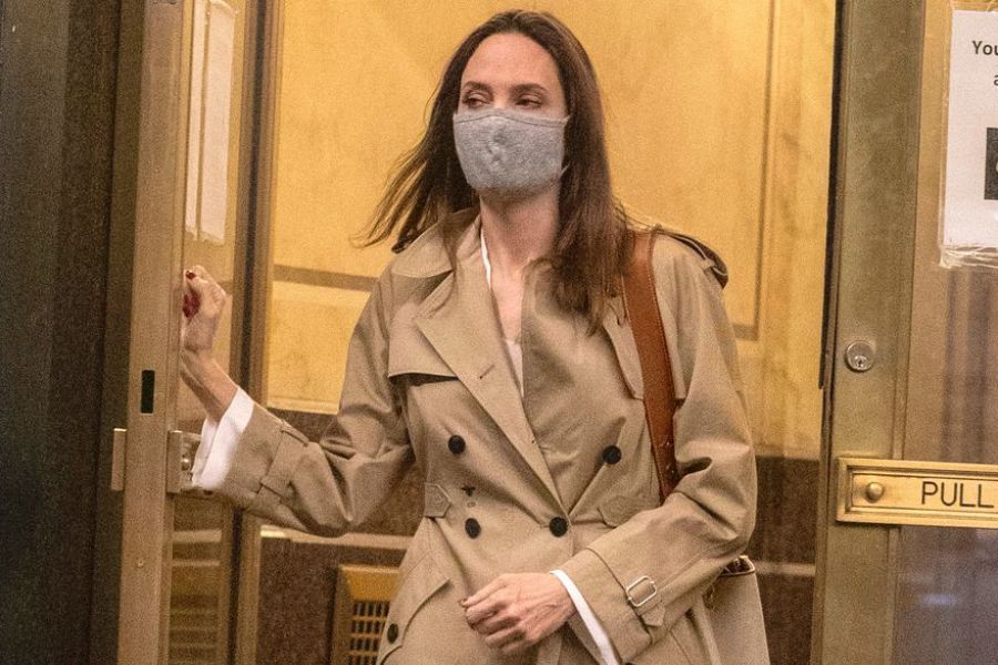 Angelina Jolie entrando en casa de Johnny Lee Miller