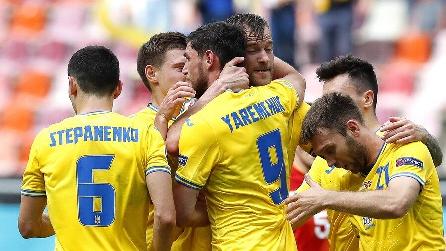 Los jugadores de Ucrania celebran uno de sus tantos ante Macedonia del Norte en la Eurocopa 2021.