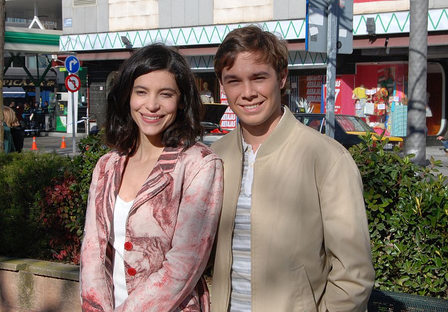 Los actores Irene Visedo y Carlos Cuevas durante el rodaje de la serie 'Cuéntame cómo pasó' en Talavera de la Reina.