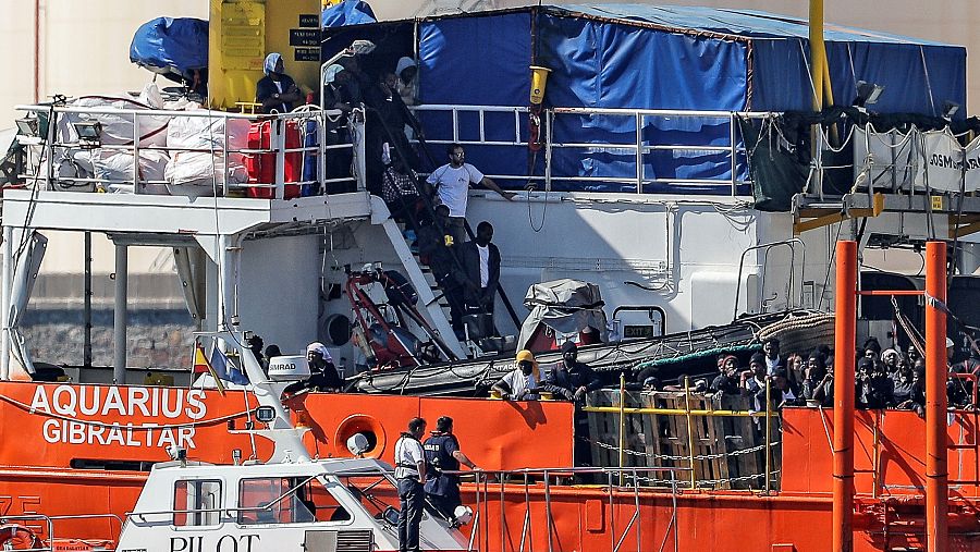 El barco Aquarius, a su llegada al puerto de Valencia en 2018 después de ocho días de travesía en alta mar