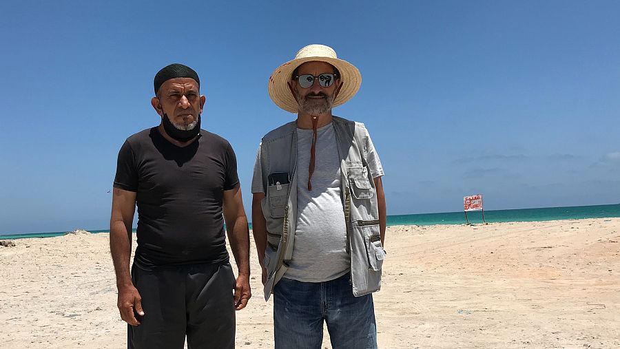 Samir y Chamseddine en la playa del puerto de Zarzis