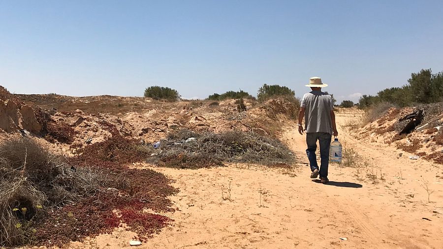 Chamseddine Marzug deambulando en el cementerio