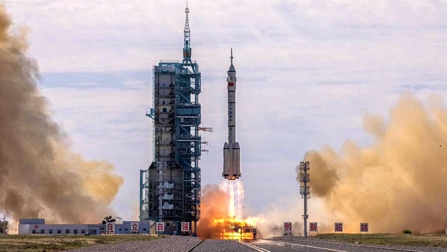 La nave espacial china Shenzhou-12 ha despegado este jueves con tres astronautas a bordo.