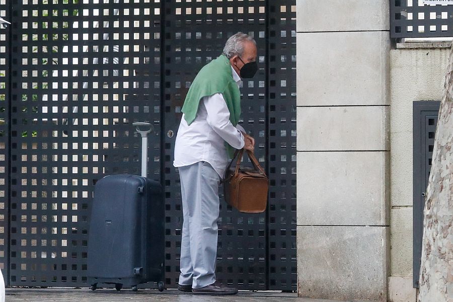 Manuel Ximénez llega al domicilio de su hermana Mila en Madrid