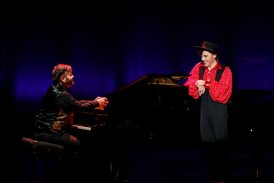 Vuelve el teatro a La 2 con esta revisión de la historia de Miguel de Molina