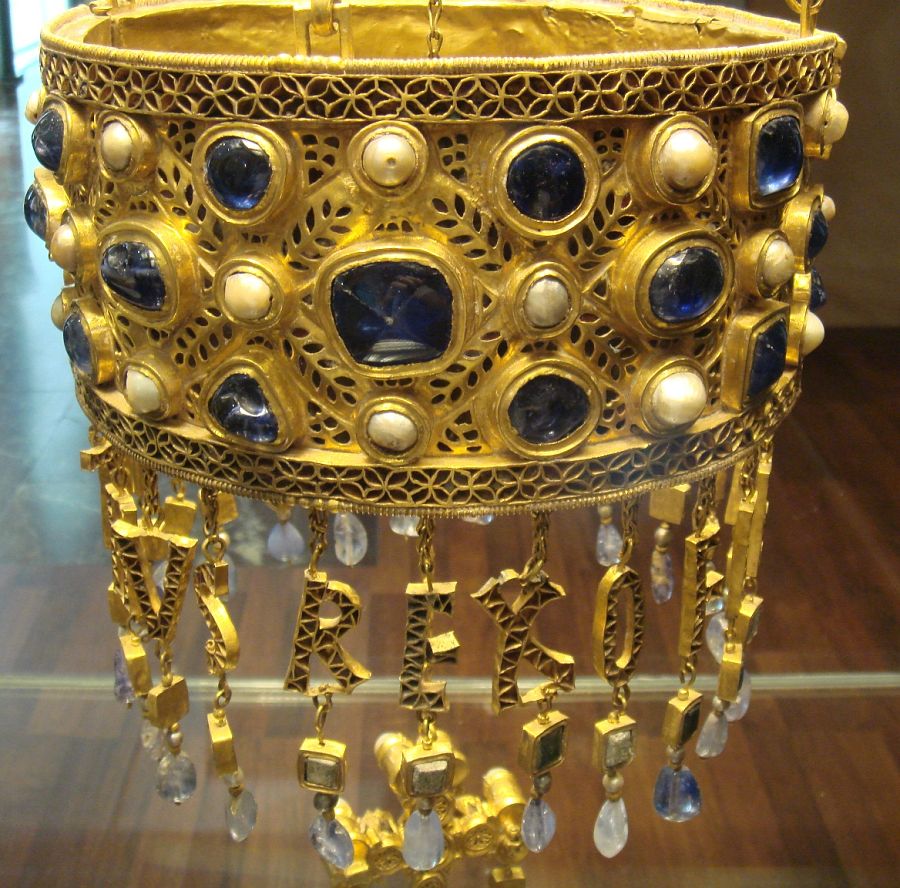 Corona de Recesvinto, excepcional obra de orfebrería visigoda del siglo VII perteneciente al Tesoro de Guarrazar. Museo Arqueológico Nacional, Madrid