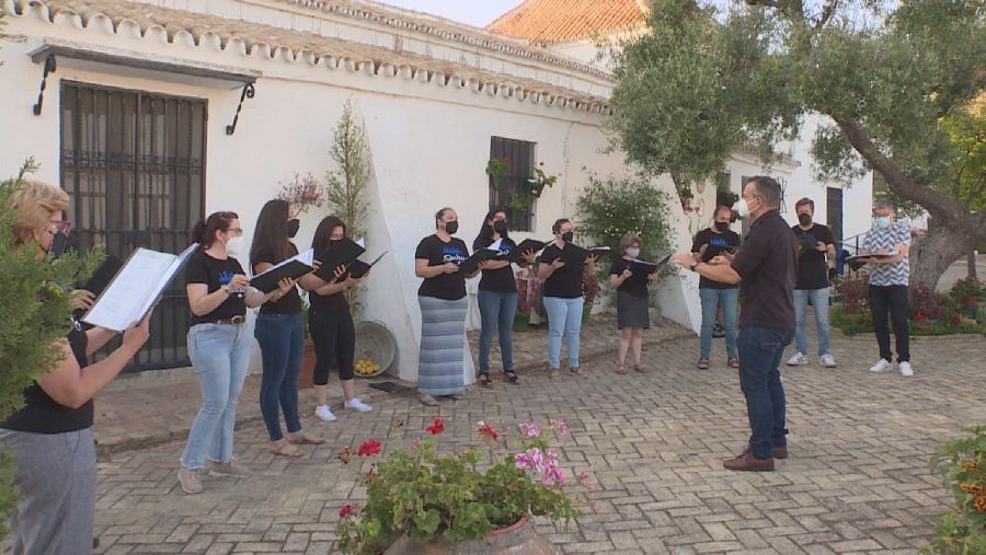 Vecinos de Coria del Río cantando en coro canciones japonesas