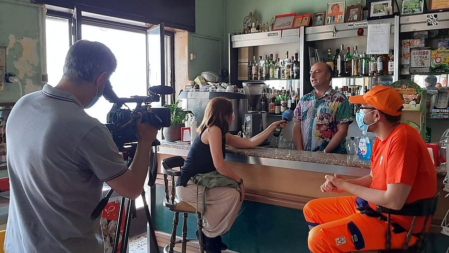 Augusto Angelini explica el trabajo de los mulos en su bar en Artena