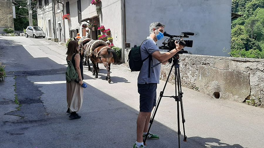 Un equipo de TVE en el pueblo italiano de Artena