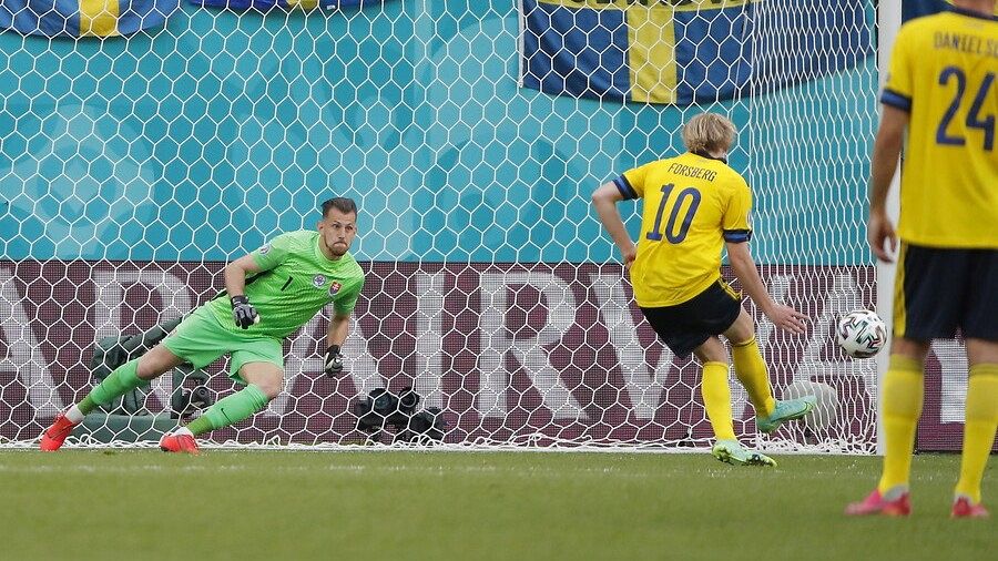 El jugador de Suecia Emil Forsberg transforma el penalti de su equipo ante Eslovaquia en San Petersburgo.