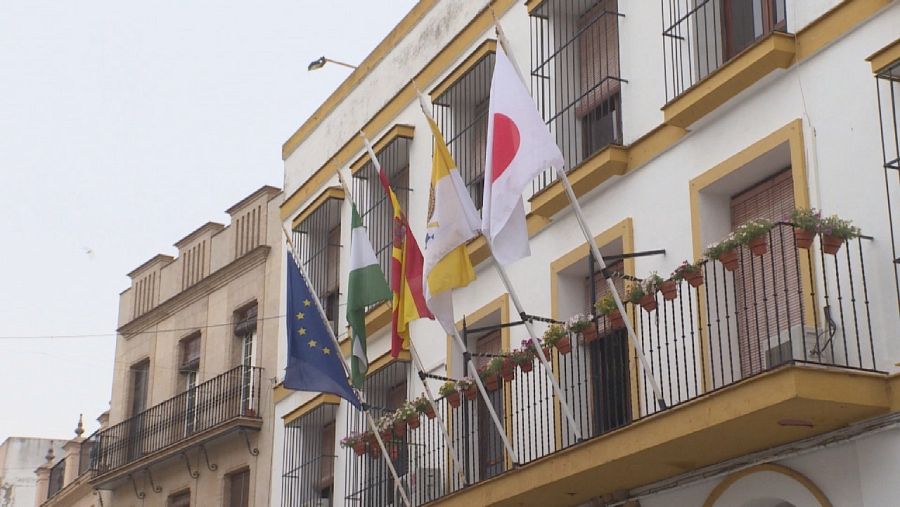 Fachada del Ayuntamiento de Coria del Río en la que ondea una bandera japonesa