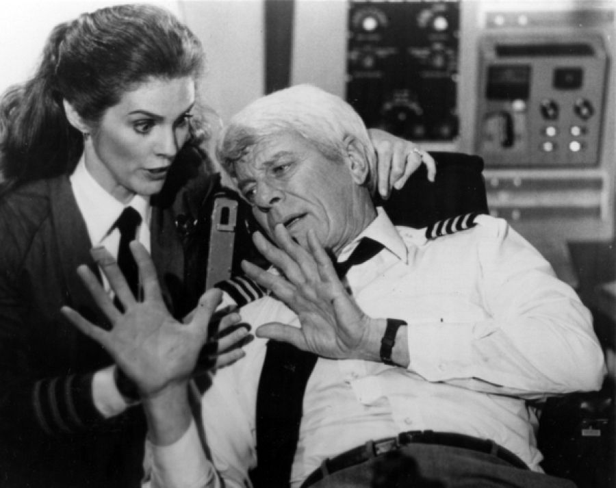 Peter Graves y Julie Hagerty en 'Aterriza como puedas'