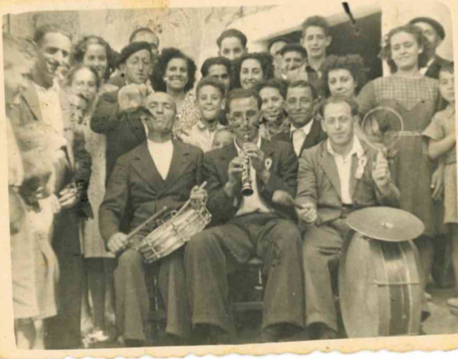 La orquesta Dulzaneiros en el salón 'La Playa'