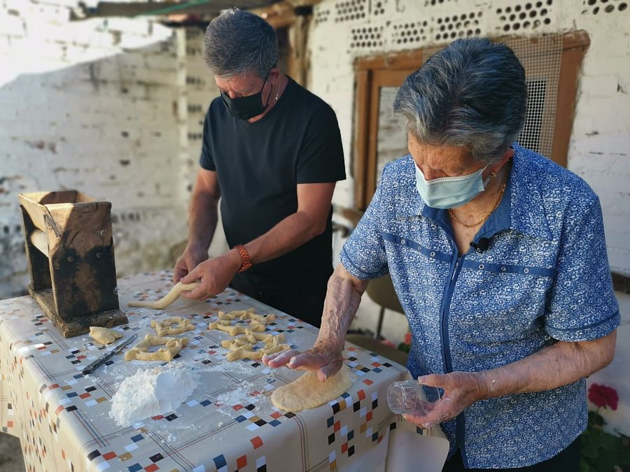 La última panadera del pueblo, Carmen García y su hijo