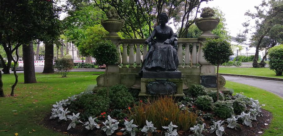 Estatua de Emilia Pardo Bazán en los jardines de Méndez Núñez