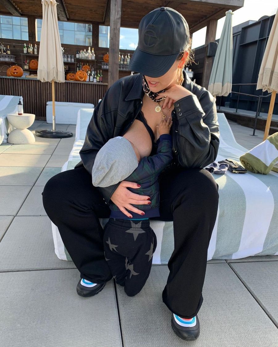 La modelo Ashley Graham amamantando a su hijo