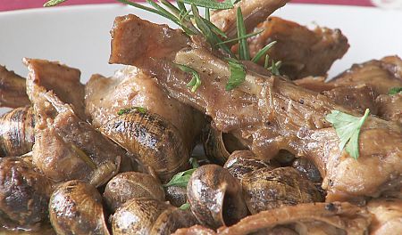 Conejo con caracoles al aroma de romaní de Casa Xalets