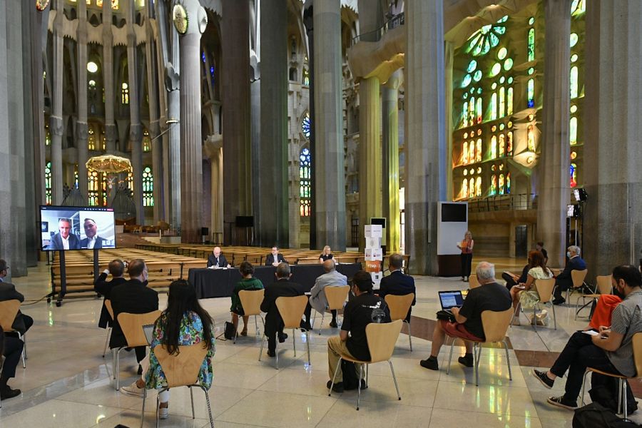 Pla general d'un moment de la roda de premsa a la nau central de la Sagrada Família