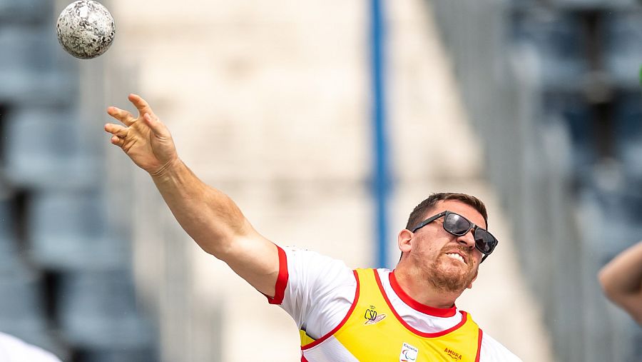 El lanzador, además de deportista de élite, ha terminado una carrera, ofrece charlas y acaba de publicar un libro