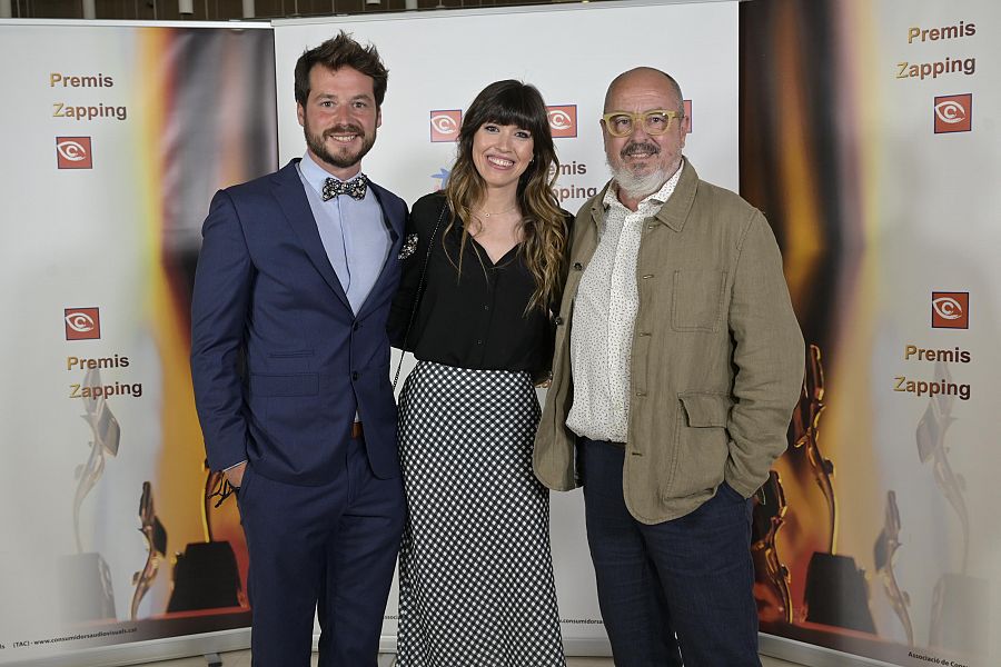 El equipo de  'Aprendemos en Clan', los presentadores James Van der Lust y Laura Vives y el director Miki Sabater.