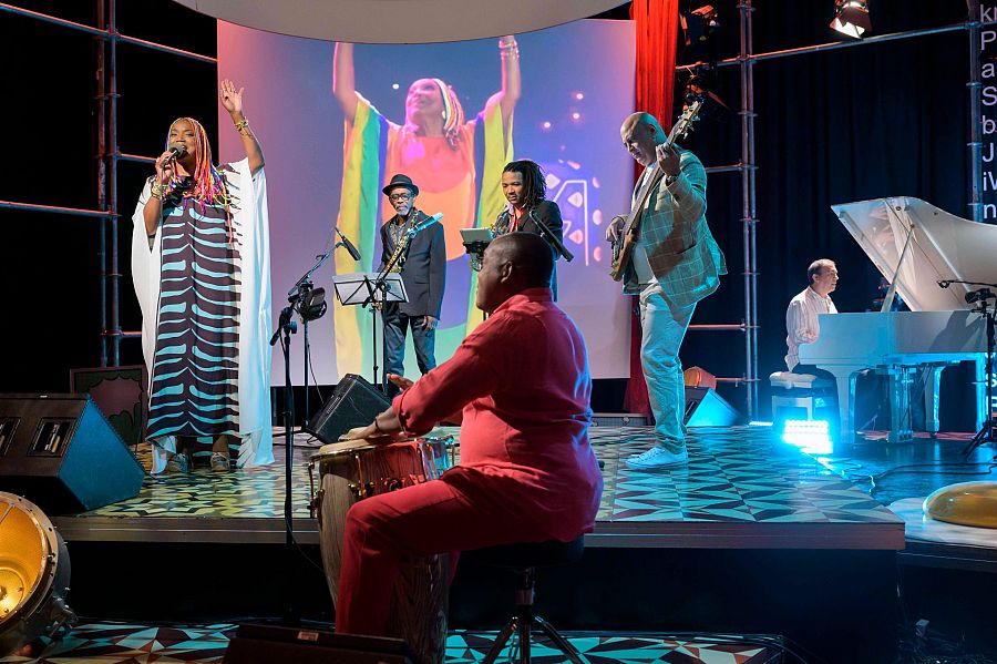 Lucrecia i els músics de la seva banda en un moment de l'actuació al plató del programa