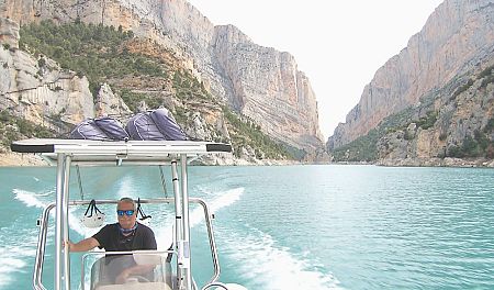 Enric Maestre con el Congost de Montrebei al fondo